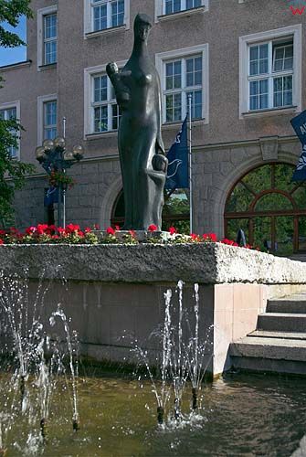 pomnik matki przed ratuszem w Olsztynie